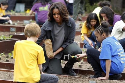 Michelle Obama, junto a varios estudiantes, en la nueva siembra del huerto de la Casa Blanca.