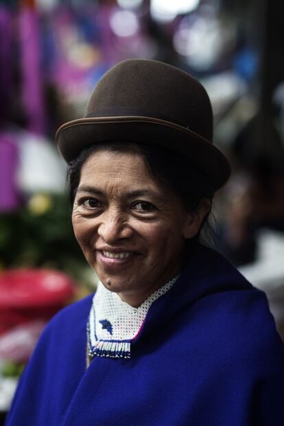 Los indígenas misak viven fundamentalmente de la agricultura. La falta de tierras es un tema recurrente que ellos reivindican. Ana Julia Cuchillo, de 54 años y tres hijos, vive en la Vereda de Juanambo y baja al mercado de Silvia cada martes donde está fotografiada. También pertenece a la red de tejedoras de Manos Silvianas y con ese ingreso aporta a la economía familiar. "Si hay ventas regulares esta actividad les permite a las mujeres ingresar como dos salarios mínimos del lugar, es decir más de un millón de pesos, unos 400 euros", cuentan en Codespa. Eso sí, cada mes ellas se comprometen a entregar un número de creaciones concreto: cinco tiene ella ya apalabrados para este mes de diciembre.