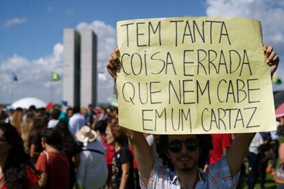 "Tem tanta coisa errada que nem cabe em um cartaz", diz este em Brasília.