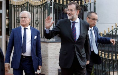 El expresidente del Gobierno Mariano Rajoy, a su salida del restaurante de Santa Pola, este jueves.