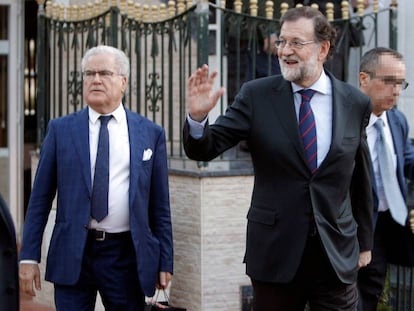 El expresidente del Gobierno Mariano Rajoy, a su salida del restaurante de Santa Pola, este jueves.