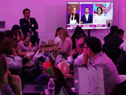 Periodistas observan el primer debate presidencial entre Claudia Sheinbaum, Jorge Álvarez Máynez, y Xóchitl Gálvez, en el INE.