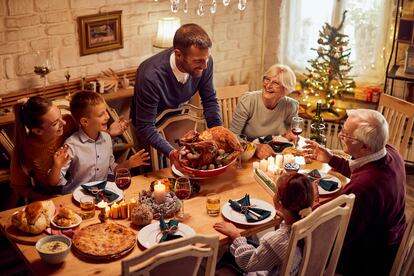 Las reuniones familiares regresan fieles a su cita, pese a las dificultades y al aumento generalizado en los precios. Para evitar sobresaltos, EROSKI facilita las cosas a la hora llenar el carro de la compra.