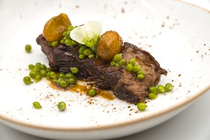 Plato del restaurante Windsor, en Barcelona, del menú dedicado al 'pèsol garrofal'.