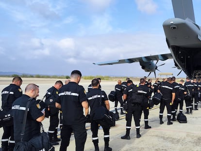 Integrandes de la UME embarcan en un avión A400 del Ejército del Aire en la base militar de Zaragoza, este domingo, rumbo a Marruecos.