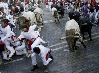 Imagen del tercer encierro de los Sanfermines en la curva de Estafeta.