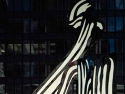 Instalación de la escultura <i>Brushstroke</i> (1996), de Roy Lichtenstein, en Nueva York.