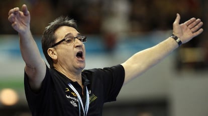 El técnico español Valero Rivera reacciona durante una jugada del partido.