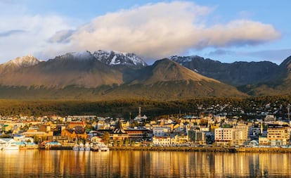 Panorámica de Ushuaia, a orillas del canal de Beagle, en el extremo sur de Argentina.