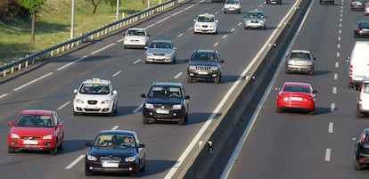 Coches circulando por las carreteras espa&ntilde;olas