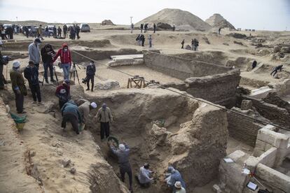 Trabalhos na necrópole de Saqqara. O Egito anunciou nos últimos anos uma série de descobertas arqueológicas em várias partes do país na tentativa de reavivar sua desgastada indústria do turismo, que é uma das principais fontes de renda nacional.