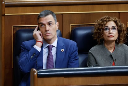 El presidente del Gobierno, Pedro Sánchez, y la vicepresidentas primera, María Jesús Montero (derecha), este miércoles al Congreso.