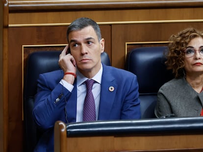 Pedro Sánchez y la vicepresidenta primera, María Jesús Montero, este miércoles en el Congreso durante la sesión de control al Ejecutivo.