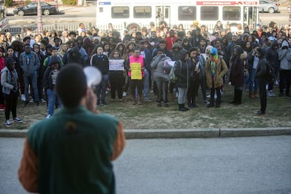 Esse plano se apoia na controversa ideia de treinar funcionários das escolas para carregar armas nos centros de educação para proteger alunos. Na fotografia, alunos durante a paralisação na Filadélfia, Pensilvânia.