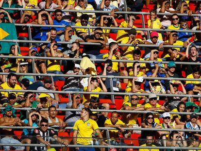  Aficionados de Brasil apoyan a su equipo el jueves 4 de agosto