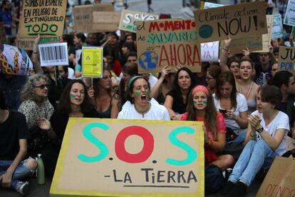 Jóvenes activistas de 'Fridays for future' participan en la huelga por el cambio climático en Madrid.