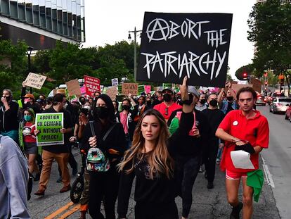 Una mujer marcha en Los Ángeles en una protesta en defensa de los derechos reproductivos de las mujeres con una pancarta en la que se lee "Aborta el Patriarcado".