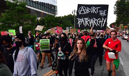 Una mujer marcha en Los Ángeles en una protesta en defensa de los derechos reproductivos de las mujeres con una pancarta en la que se lee "Aborta el Patriarcado".