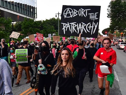 Una mujer marcha en Los Ángeles en una protesta en defensa de los derechos reproductivos de las mujeres con una pancarta en la que se lee "Aborta el Patriarcado".