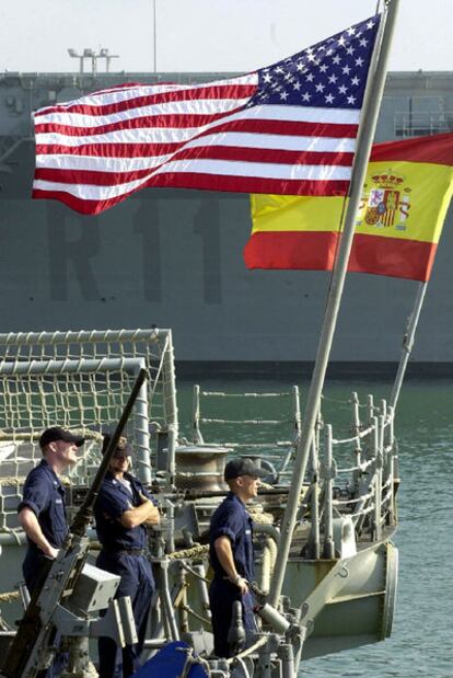 Popas de la fragata española <i>Navarra</i> y la norteamericana <i>Nicholas,</i> en la base de Rota.