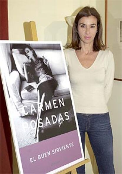 Carmen Posadas junto al cartel de su nueva obra: <i>El buen sirviente</i>.