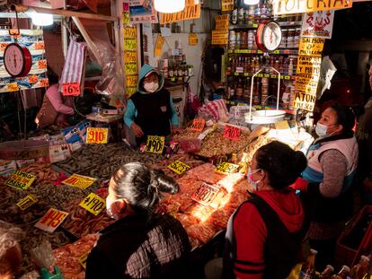 Un puesto de venta de mariscos en un mercado en Ciudad de México.
