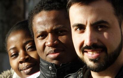 Michel Tenoe y Hinocent Taka, inmigrantes cameruneses con trabajo en España, y David Rios, español que planea irse a Noruega.