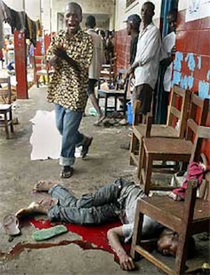 Un hombre protesta ante uno de los muertos en al ataque a una escuela.