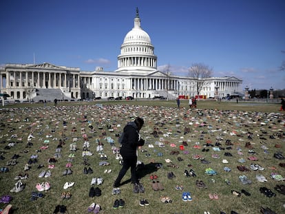 Protesta en marzo de 2018 ante el Capitolio para pedir un mayor control de armas en Estados Unidos. Colocaron siete mil pares de zapatos para representar el número de niños asesinados en tiroteos masivos en escuelas desde la matanza en la escuela de primaria de Sandy Hook en diciembre de 2012.