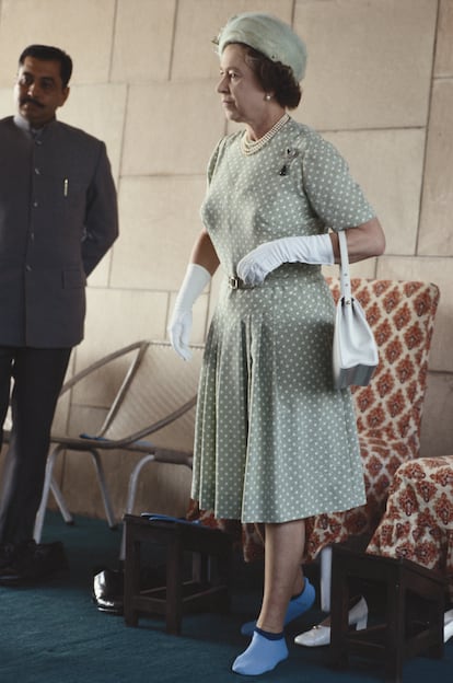 La reina Isabel II con un par de 'pinkies' en India en 1983.