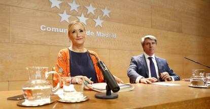 Cristina Cifuentes y &Aacute;ngel Garrido, tras la reuni&oacute;n del Consejo de Gobierno.