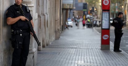 Mossos d&#039;Esquadra en la Rambla de Barcelona, el viernes.