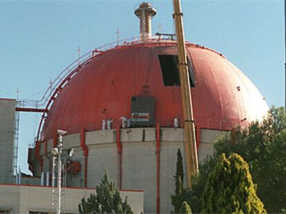 La central de Zorita en 1997, cuando se retiró la tapa de la vasija del reactor debido a un agrietamiento múltiple. PLANO GENERAL - ESCENA