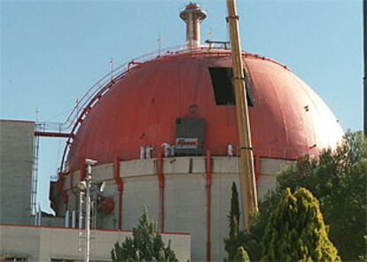 La central de Zorita en 1997, cuando se retiró la tapa de la vasija del reactor debido a un agrietamiento múltiple. PLANO GENERAL - ESCENA