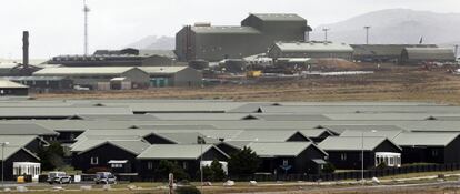 Vista de la base militar británica de Mount Pleasant en las Islas Malvinas.