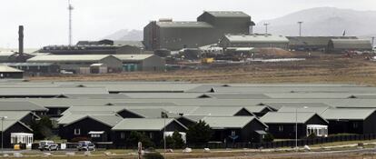 Vista de la base militar brit&aacute;nica de Mount Pleasant en las Islas Malvinas.