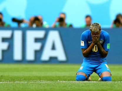 Neymar llora después de terminar el partido contra Costa Rica.
