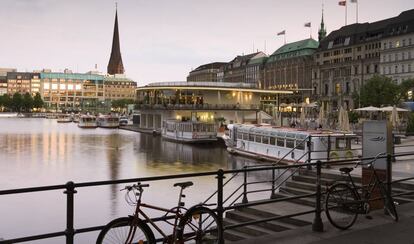 Paseo de Jungfernstieg, junto al lago Binnenalster, en Hamburgo.