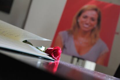 Una rosa acompaña al libro de condolencias en la capilla ardiente de Carme Chacón.