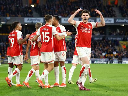 Jugadores del Arsenal celebran el gol de Leandro Trossard frente al Wolverhampton.