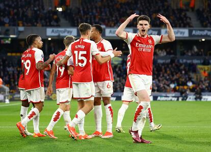 Jugadores del Arsenal celebran el gol de Leandro Trossard frente al Wolverhampton.