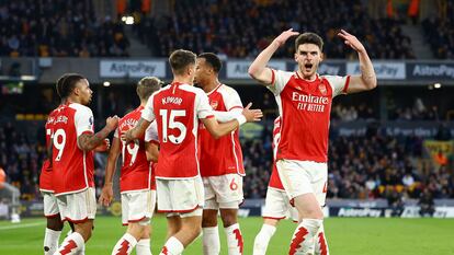 Jugadores del Arsenal celebran el gol de Leandro Trossard frente al Wolverhampton.