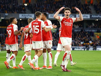 Jugadores del Arsenal celebran el gol de Leandro Trossard frente al Wolverhampton.