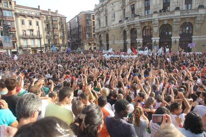 Miles de personas se agolpan en la plaza del Arriaga esperando la salida de Marijaia.