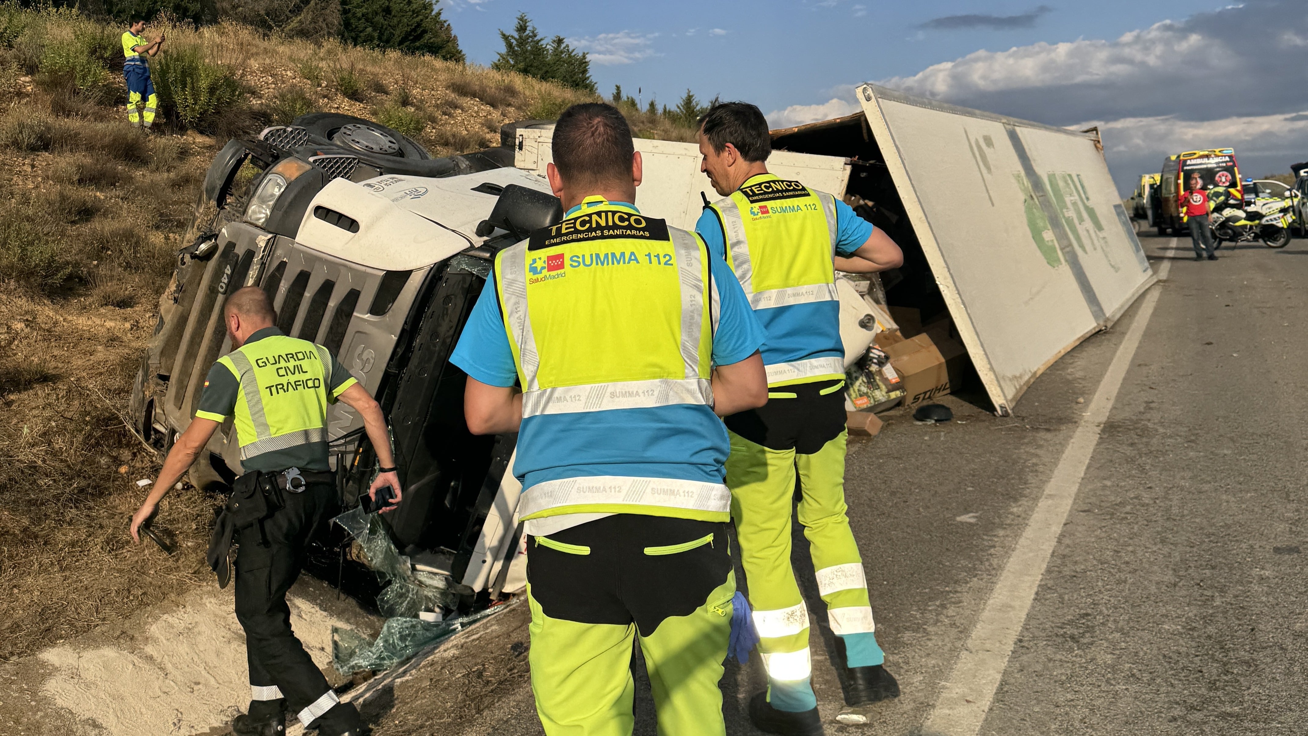 Herido de gravedad un camionero de 54 años al volcar con su tráiler en Cobeña, Madrid