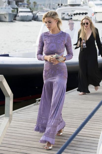 La modelo Kelly Rohrbach con un vestido lila de encaje y escote en la espalda firmado por Roberto Cavalli.