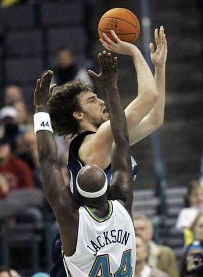 Gasol lanza a canasta ante la oposición de Marc Jackson.