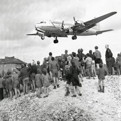 El Museo de la Historia de Alemania 
rinde homenaje, en su 60 aniversario, al Puente Aéreo que salvó 
a Berlín del bloqueo soviético con una retrospectiva de Henry 
Ries, un reportero germano-estadounidense y judío, huido de Berlín 
durante el nazismo. 
  
    
    Las míticas imágenes de los niños berlineses esperando a los 
"Rosinenbomber" -los "bombarderos de golosinas", como se apodó 
a los aviones aliados que aterrizaban en el aeropuerto de Tempelhof- 
son el núcleo de la muestra, abierta hoy, adelantándose unos días 
al aniversario del puente aéreo humanitario más largo de la 
histori. 
  
    
    Del 26 de junio de 1948 al 12 de mayo de 1949, los aviones 
aliados transportaron a la ciudad partida tras la Capitulación 
del Tercer Reich, dos millones de toneladas de alimentos, carbón 
y medicinas, en un total de 200.000 vuelos.