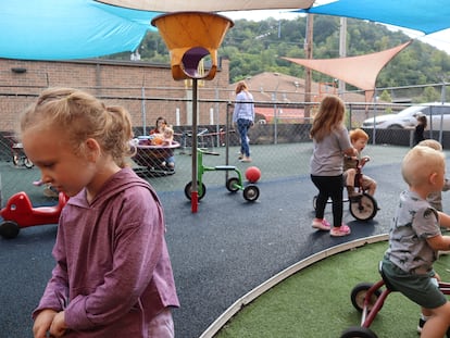 Niños juegan en un patio del Centro de Aprendizaje y Cuidado Infantil en Virginia Occidental el 25 de septiembre 2023.