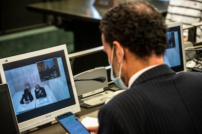 El diputado de Ciudadanos Edmundo Bal sigue a través de una pantalla la declaración de Luis Bárcenas desde la cárcel en la comisión en el Congreso de los diputados sobre el caso Kitchen.